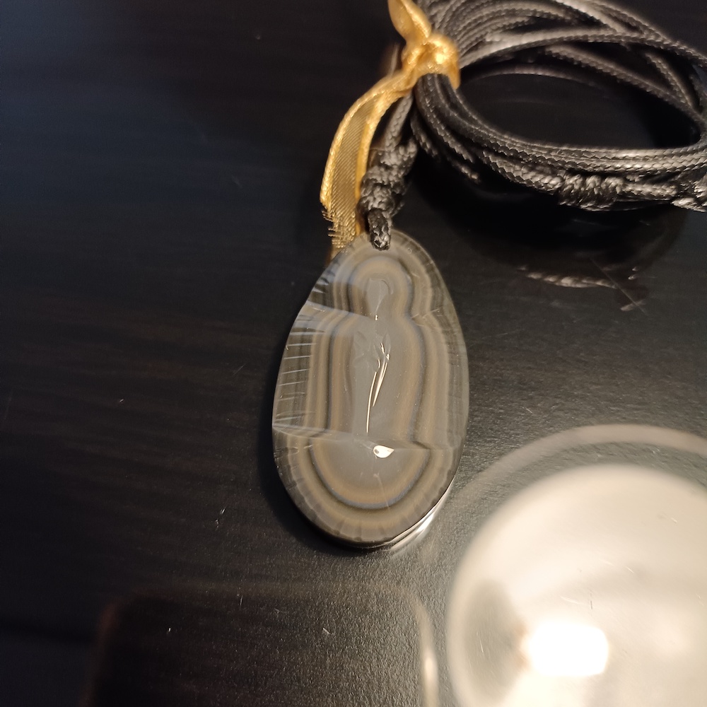 Obsidienne taillée Vierge de Guadalupe OCV3